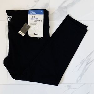 Aritzia TNA Capris NWT